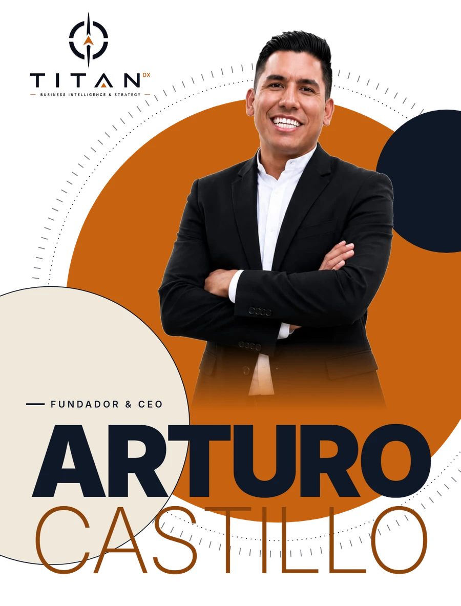 Arturo Castillo, Fundador y CEO de TITAN DX, sonriendo frente a una brújula en color óxido